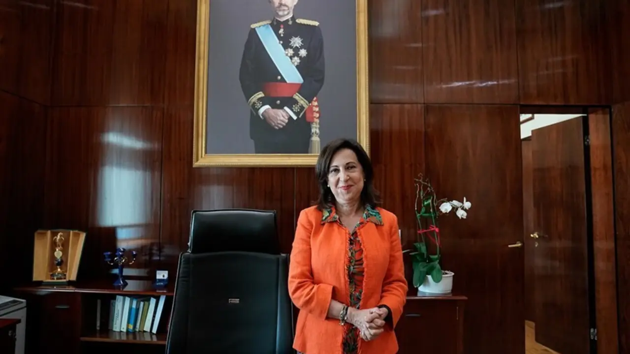 La ministra de Defensa, Margarita Robles, posa delante de un cuadro de Felipe VI durante una entrevista con Europa Press, a 4 de agosto de 2021, en el Ministerio de Defensa, Madrid, (Espa&ntilde;a).