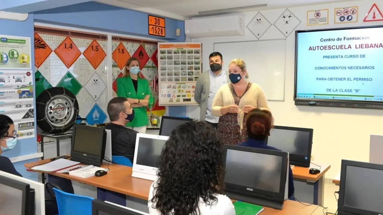 Lorena Guti&eacute;rrez visita a los alumnos de 'Conduce tu futuro'