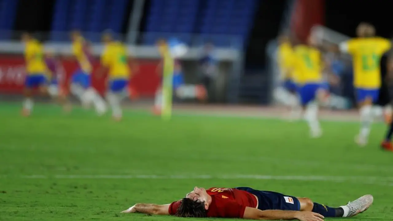El defensa espa&ntilde;ol Juan Miranda se lamenta tras el gol 2-1 de Brasil durante la final de f&uacute;tbol masculino entre Brasil y Espa&ntilde;a durante los Juegos Ol&iacute;mpicos 2020, este s&aacute;bado en el Estadio Internacional de Yokohama en Yokohama (Jap&oacute;n). EFE/Fernando Bizerra
