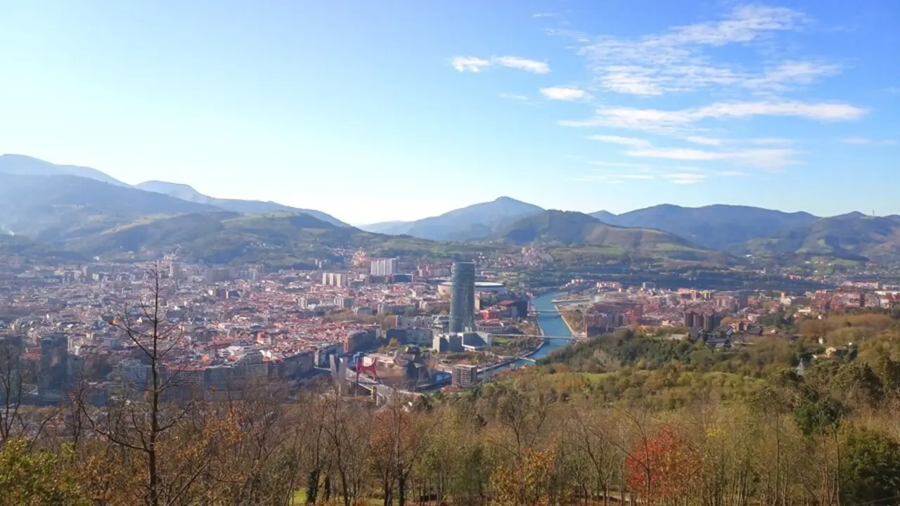 Archivo - Vista general de Bilbao con tiempo soleado