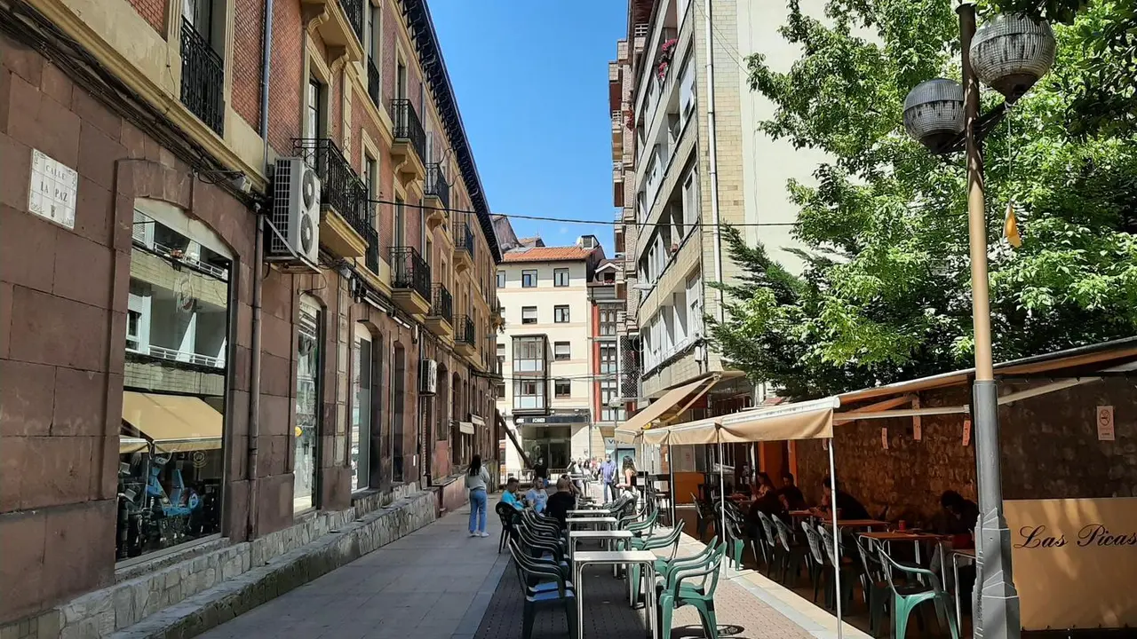 Varias personas sentadas en una terraza de la calle La Paz de Torrelavega. / S. D&iacute;az