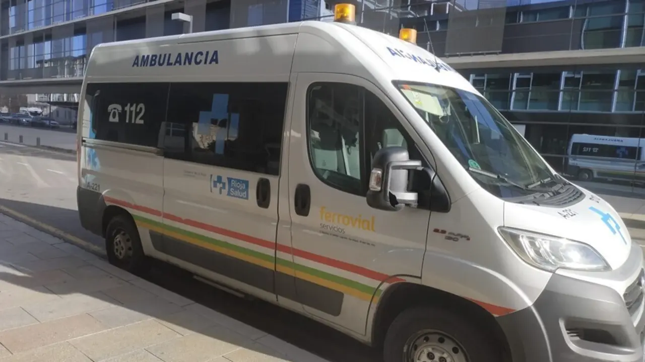 Archivo - Servicio de urgencias del hospital San Pedro, ambulancias
