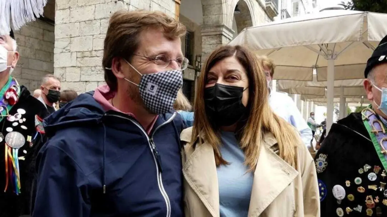 La presidenta del PP en Cantabria, M. J. Saenz de Buruaga y Martinez Almeida durante la feria del queso en Santander. / ALERTA