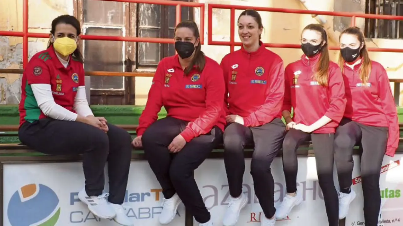 Las jugadoras de la Pe&ntilde;a Bol&iacute;stica Bol&iacute;stica Torrelavega, Miriam Velarde, Alicia Saiz, Laura Saiz, &Aacute;gueda Cagigas e Iris Cagigas, en la Carmelo Sierra. / amen&aacute;bar