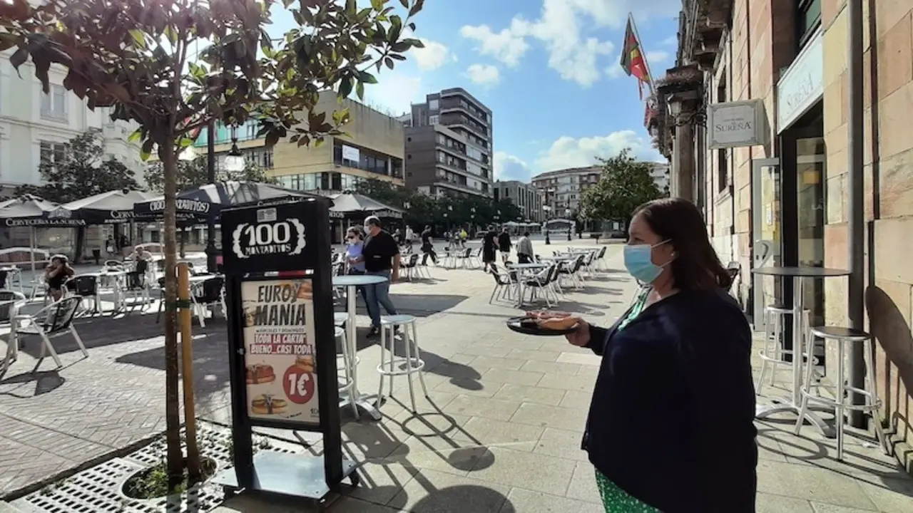 Varias personas en una terraza en el Boulevard Luciano Demetrio Herrero de Torrelavega. / S. D&iacute;az