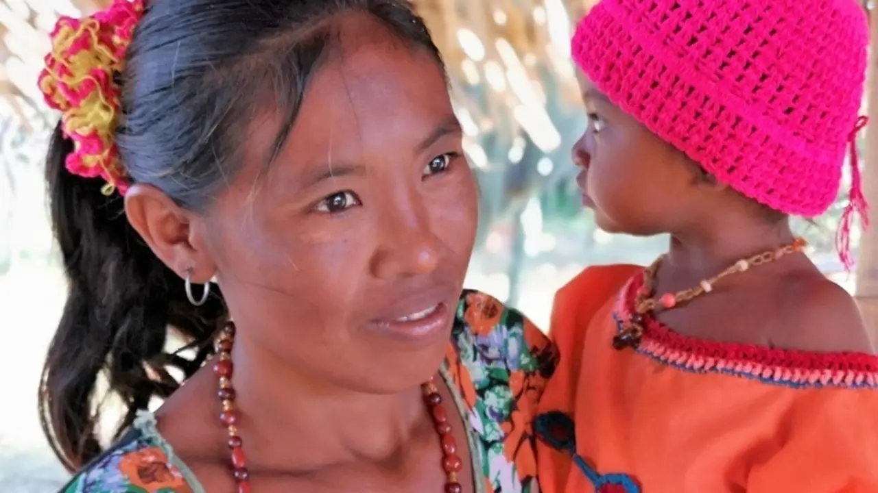 Una madre con una ni&ntilde;a en brazos, en Colombia.
