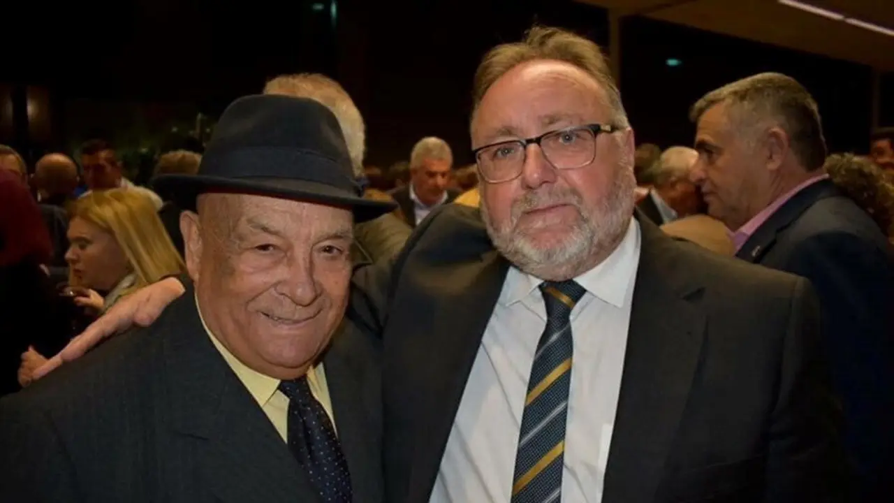 El alcalde de Alhaur&iacute;n de la Torre, Joaqu&iacute;n Villanova, a la derecha, junto a Antonio Vega, exregidor fallecido (izquierda).
