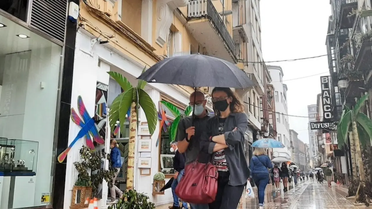 Varias personas caminan por la centrica calle Consolaci&oacute;n de Torrelavega. / S. D&iacute;az