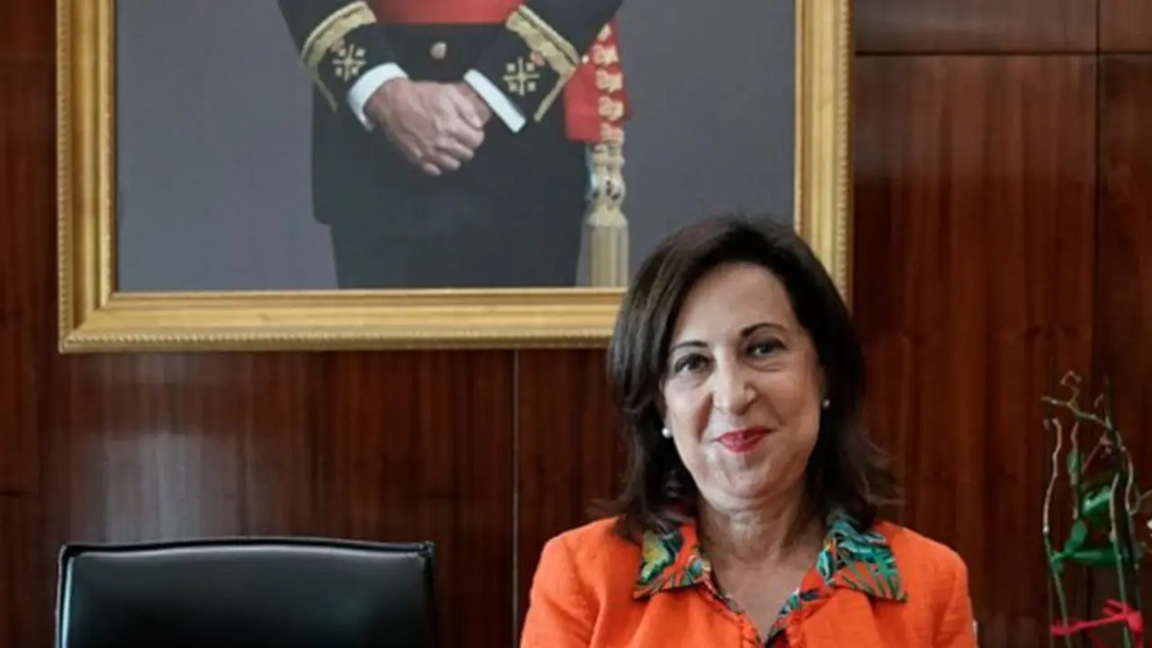 La ministra de Defensa, Margarita Robles, posa delante de un cuadro de Felipe VI durante una entrevista con Europa Press, a 4 de agosto de 2021, en el Ministerio de Defensa, Madrid, (Espa&ntilde;a).