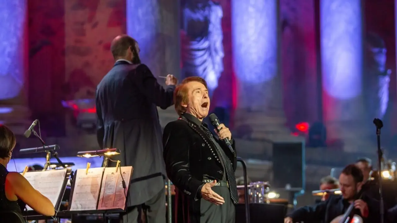Archivo - Raphael en el concierto que ofreci&oacute; en el Teatro Romano de M&eacute;rida en 2019