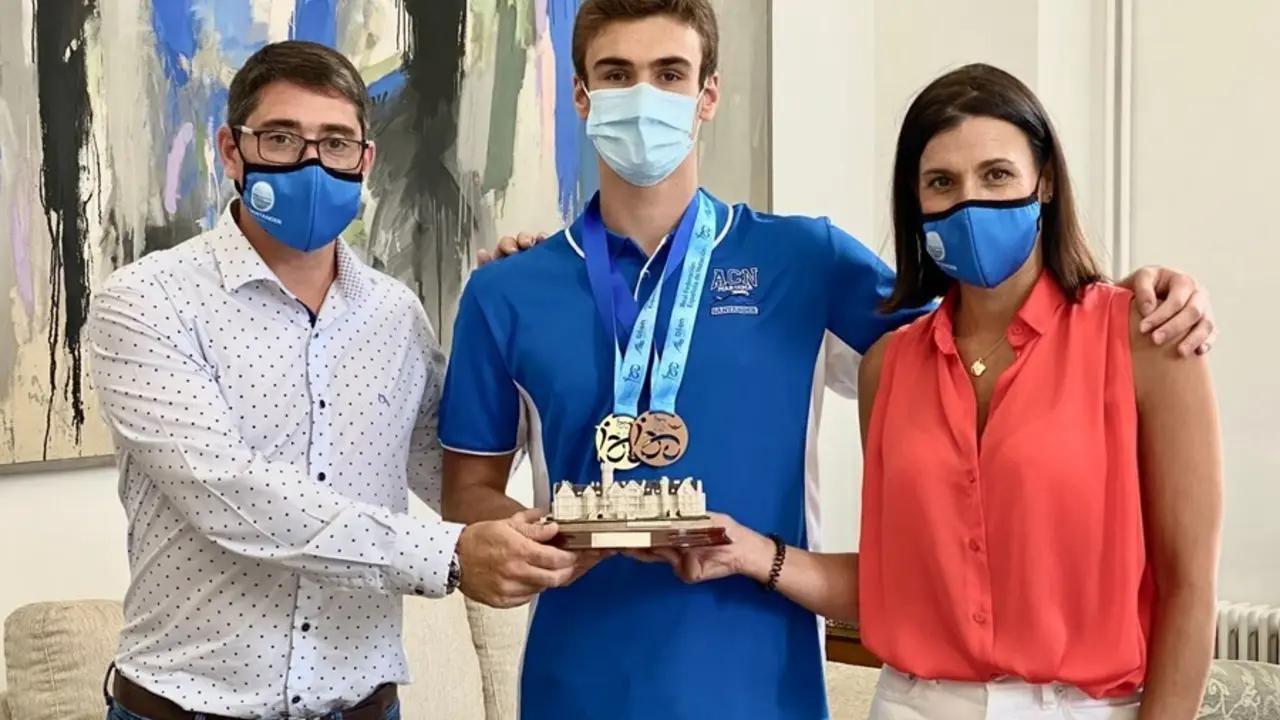 El Ayuntamiento recibe al nadador santanderino C&eacute;sar Diego
