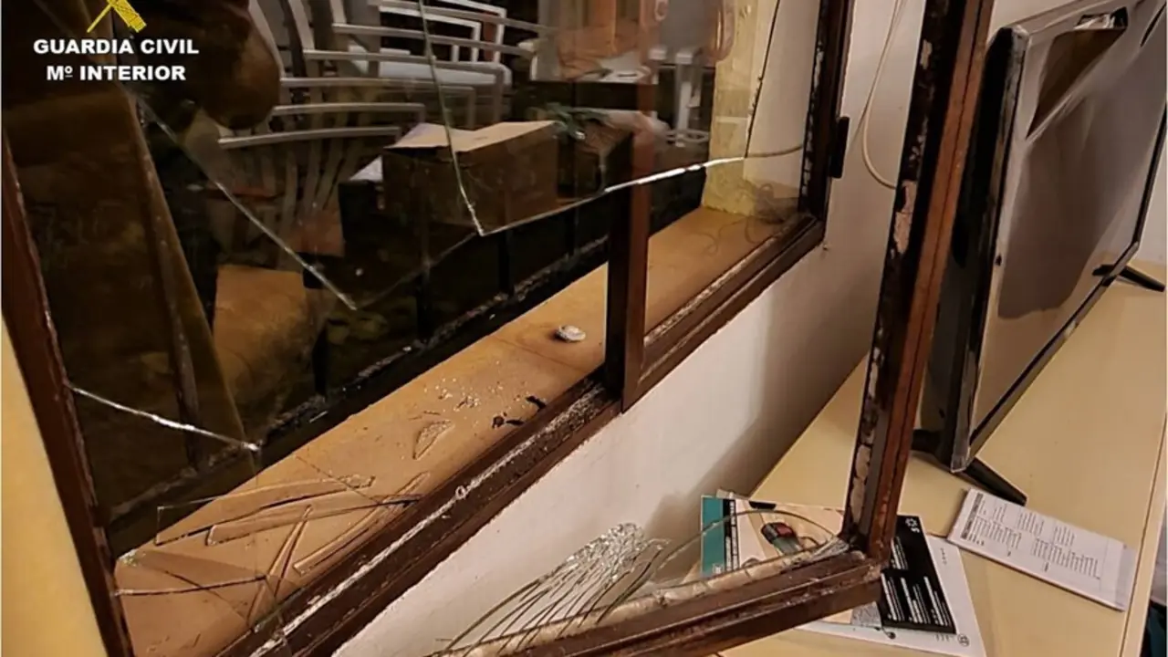 Ventana rota en un robo con fuerza en Teulada
