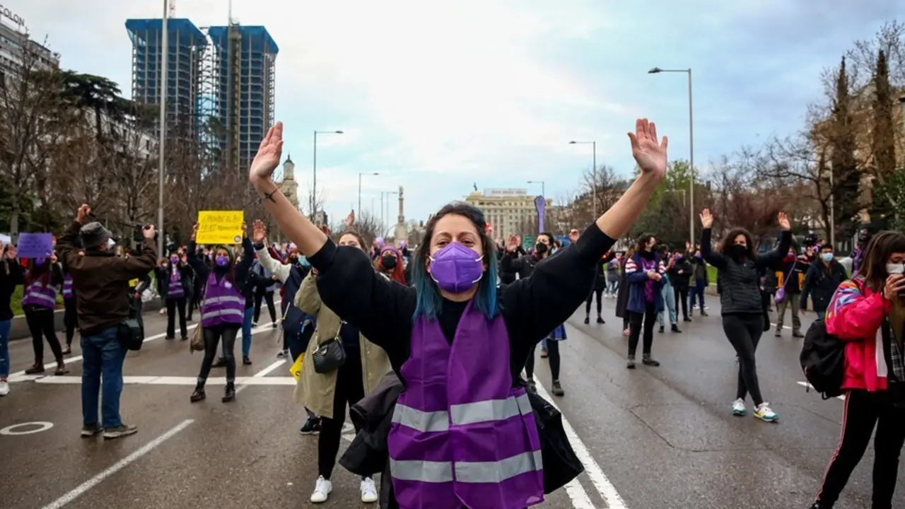Archivo - Varias mujeres participan en una concentraci&oacute;n feminista en la Plaza de Col&oacute;n, en Madrid (Espa&ntilde;a), a 8 de marzo de 2021. 