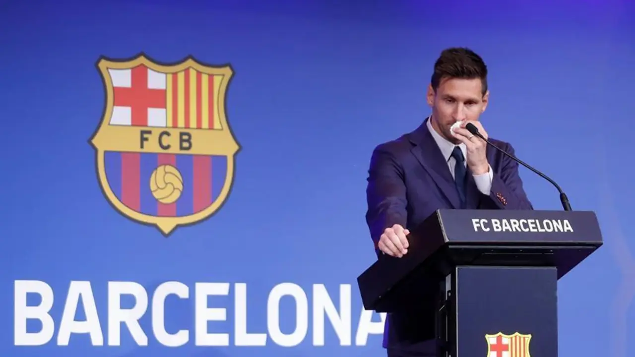 El delantero argentino Lionel Messi asegur&oacute; este domingo, entre l&aacute;grimas, que tanto &eacute;l como su familia estaban "convencidos" de que iban a seguir en Barcelona, durante una rueda de prensa. EFE/Andreu Dalmau