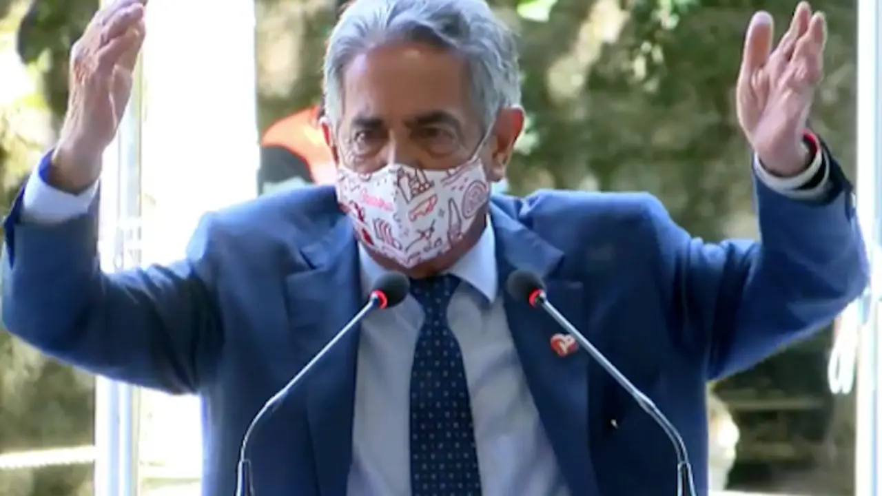 El presidente de Cantabria, M. A. Revilla durante el discurso en Cabez&oacute;n de la Sal. / ALERTA