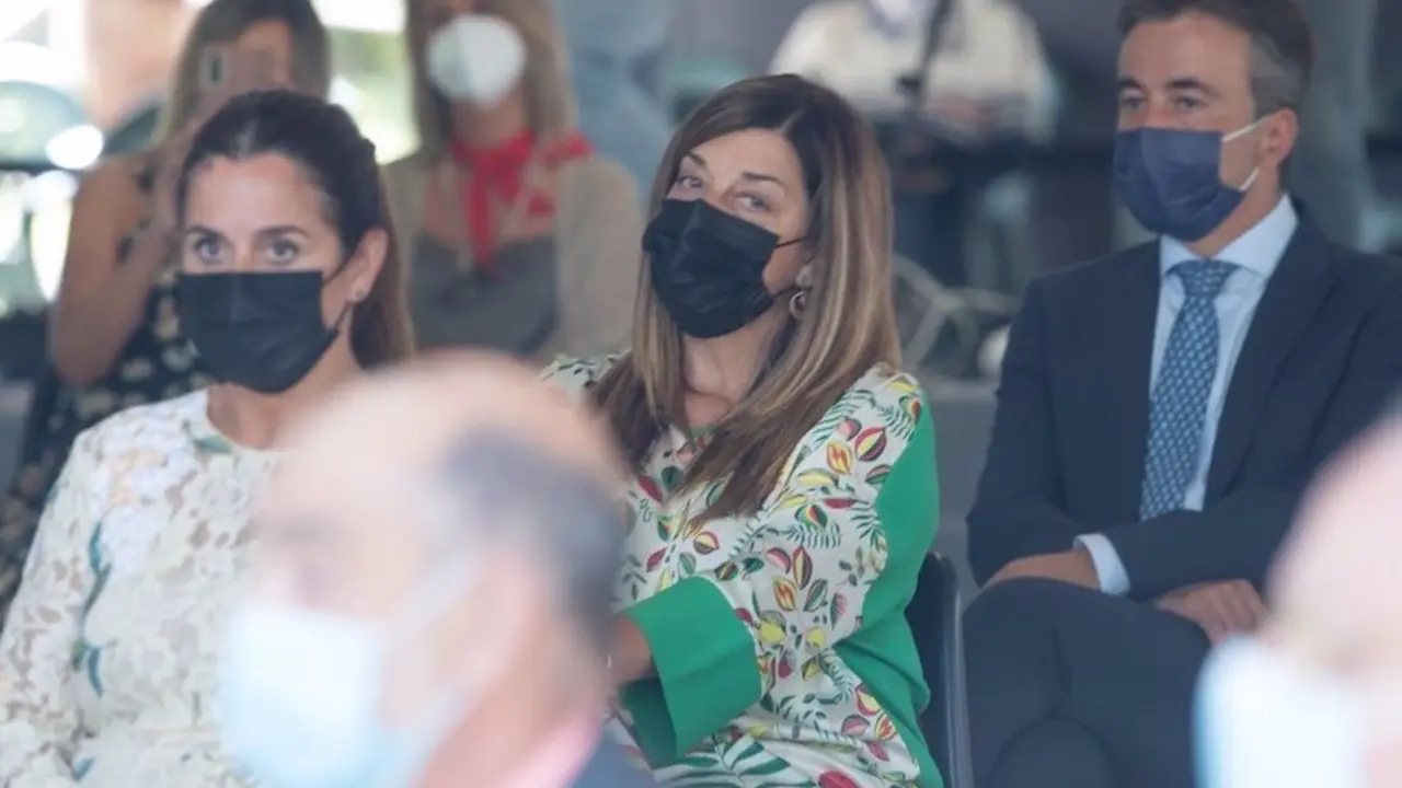 La viva imagen del enfado en Mar&iacute;a Jos&eacute; S&aacute;enz de Buruaga durante el discurso de Revilla en Cabez&oacute;n. / ALERTA