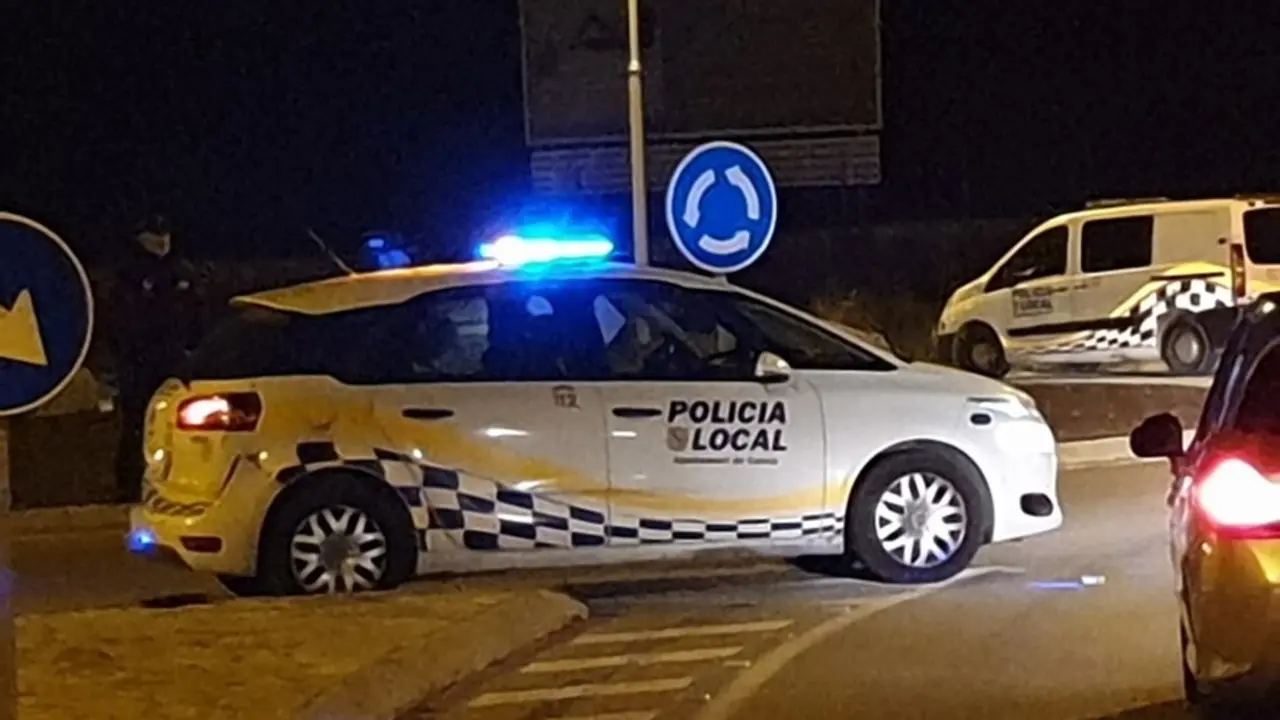 Archivo - Un coche de la Polic&iacute;a Local de Calvi&agrave;.