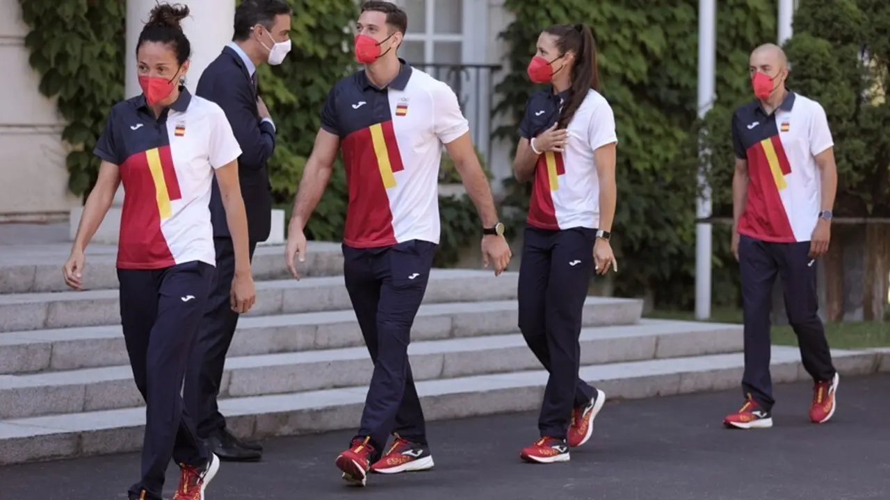 El presidente del Gobierno, Pedro S&aacute;nchez, recibe al equipo ol&iacute;mpico espa&ntilde;ol 