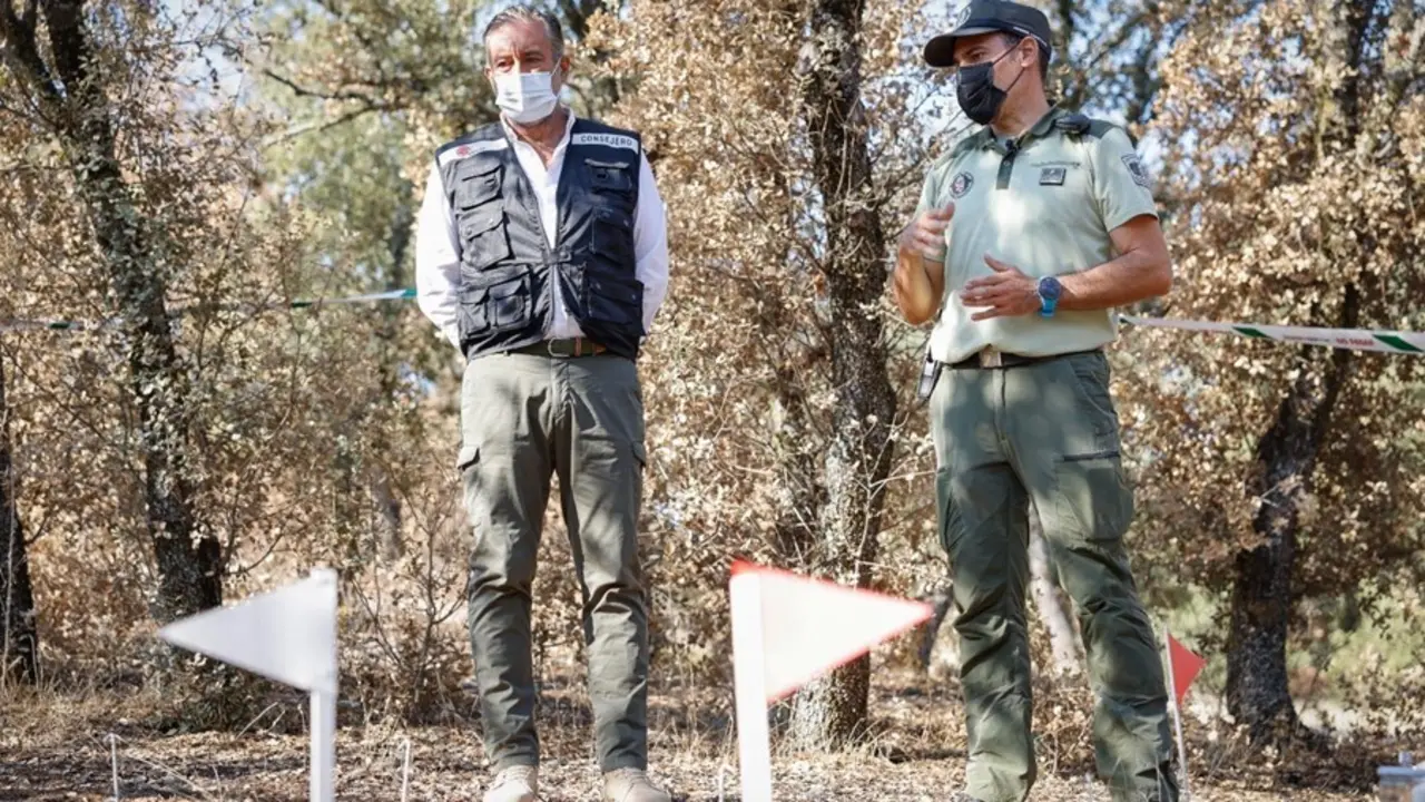 El consejero de Presidencia, Justicia e Interior de la Comunidad de Madrid, Enrique L&oacute;pez en su visita de este domingo a la localidad de Sevilla la Nueva en un simulacro de incendio organizado por las Brigadas de Investigaci&oacute;n de Incendios Forestales BEIF
