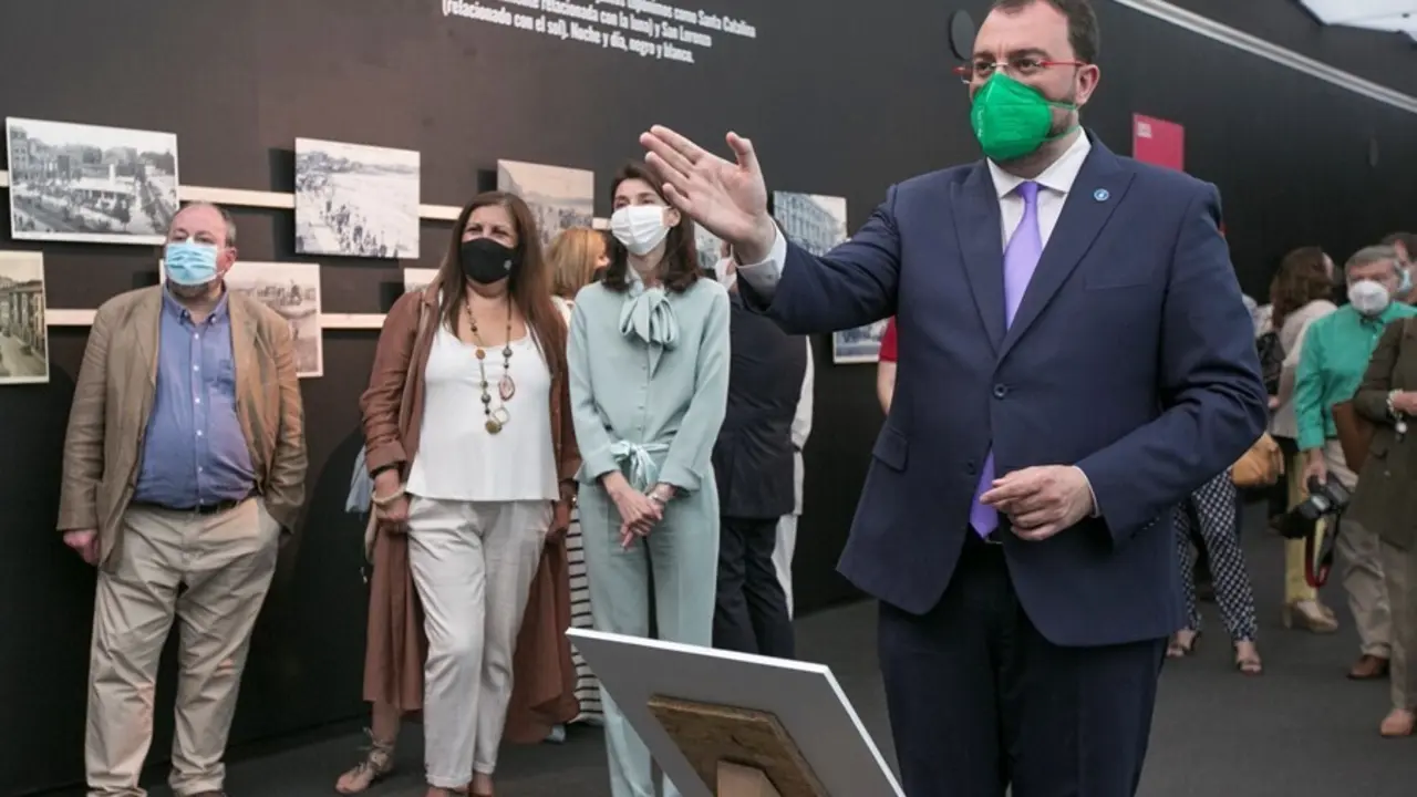 La ministra de Justicia, Pilar Llop (3i), y el presidente del Principado de Asturias, Adri&aacute;n Barb&oacute;n (1d), durante una visita a la 64&ordf; edici&oacute;n de la Feria Internacional de Muestras de Asturias (Fidma), a 8 de agosto de 2021, en el Recinto Ferial Luis Adaro