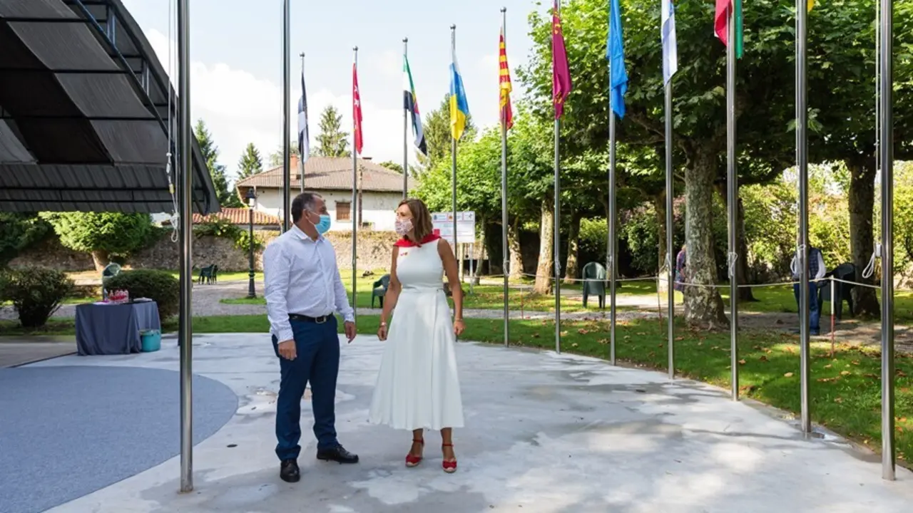 La consejera de Presidencia, Interior, Justicia y Acci&oacute;n Exterior, Paula Fern&aacute;ndez,acompa&ntilde;ada por el alcalde de Cabez&oacute;n de la Sal, Victor Manuel Reinoso, visita las actuaciones realizadas por la Consejer&iacute;a en el municipio