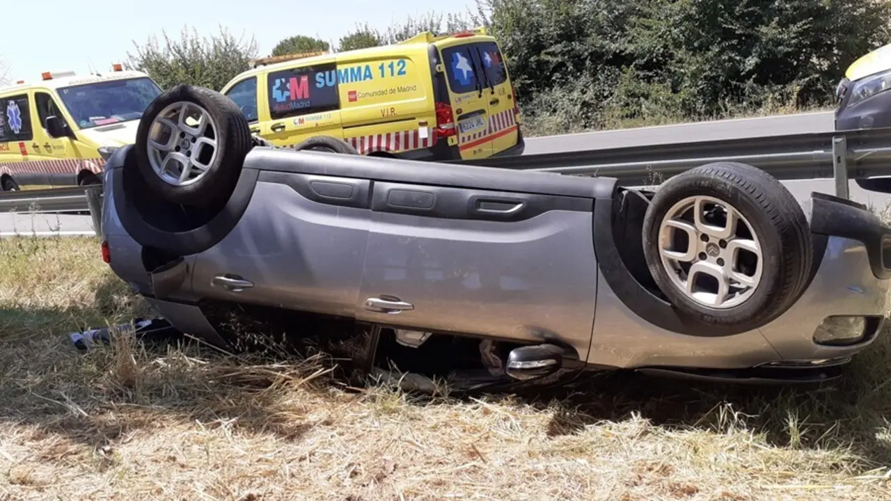 Una mujer y sus hijas de 1 y 6 a&ntilde;os sufren un accidente en la M-119 tras volcar su coche