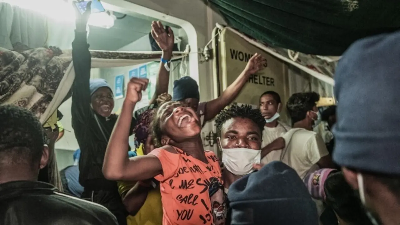 Migrantes rescatados por el buque 'Ocean Viking' de SOS Mediterran&eacute;e