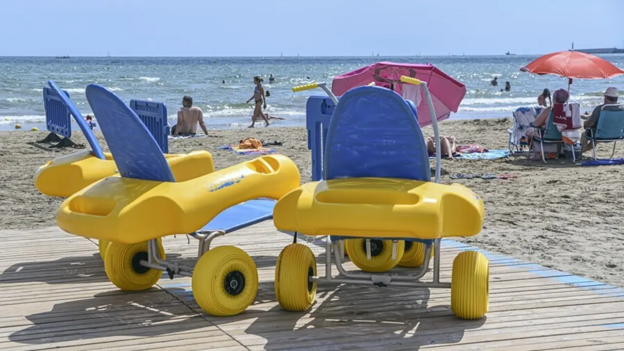 Punto de ba&ntilde;o accesible en la playa del Cabanyal (Val&egrave;ncia)