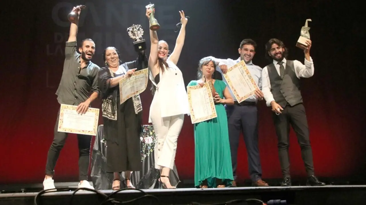Foto de familia de los ganadores del Festival del Cante de las Minas