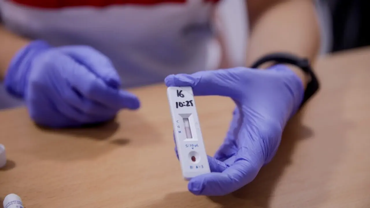 Archivo - Personal sanitario de Cruz Roja muestra el resultado de un test r&aacute;pido de detecci&oacute;n de anticuerpos IgG e IgM llevado a cabo a profesores en el Instituto de Formaci&oacute;n Integral en Seguridad y Emergencias (IFISE), en Colmenar Viejo, Madrid (Espa&ntilde;a)