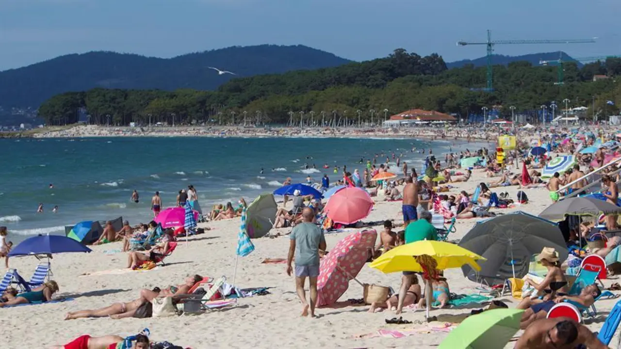 Tras un mes de julio y parte de agosto sin ver pr&aacute;cticamente el sol, el verano vuelve a aparecer por las costas gallegas llen&aacute;ndolas de usuarios dispuestos a disfrutar del d&iacute;a. En la imagen, playa de Samil en Vigo. EFE/Salvador Sas