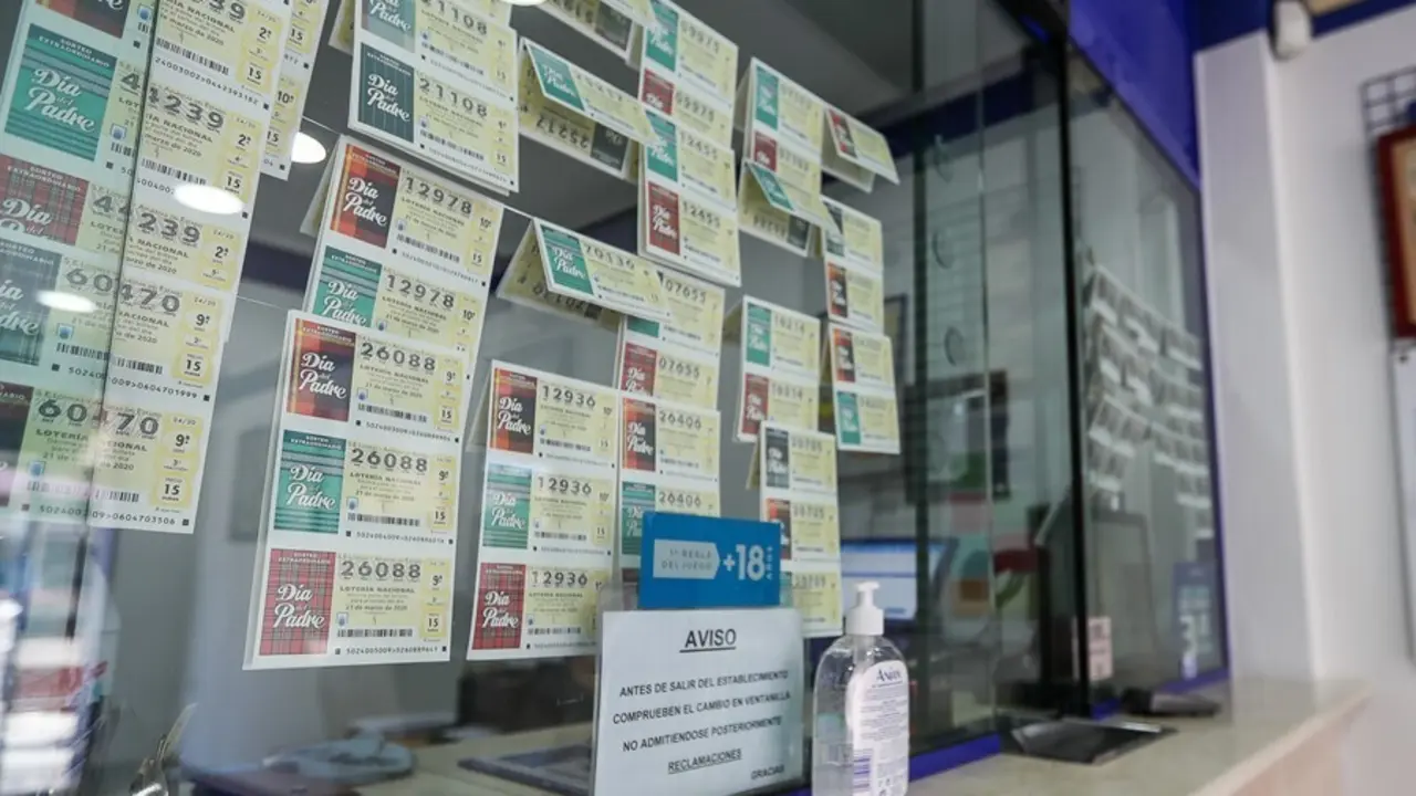 Archivo - Gel desinfectante en el interior de una Administraci&oacute;n de Loter&iacute;a en Manises 