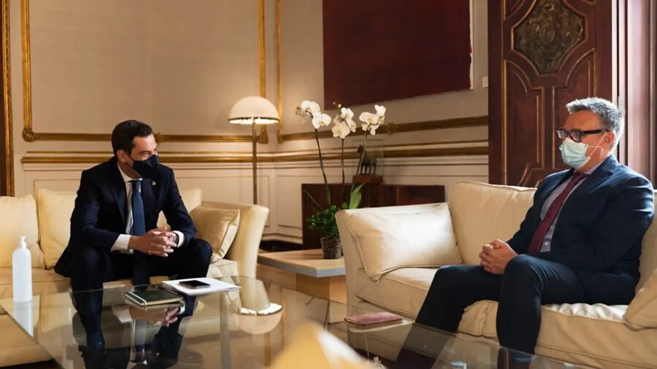 Archivo - El presidente de la Junta, Juanma Moreno, y el portavoz de Vox en el Parlamento de Andaluc&iacute;a, Manuel Gavira, en una imagen de 15 de junio.