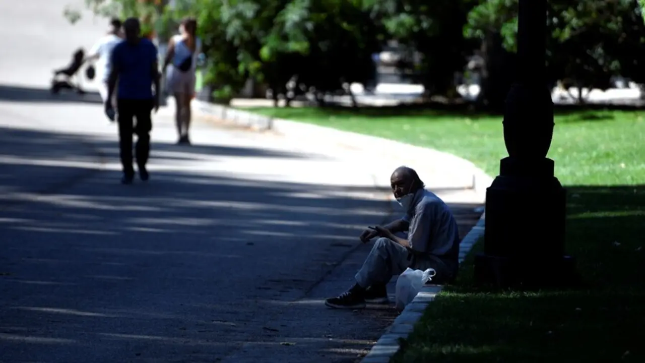 Archivo - Un hombre se sienta a la sombra en el Parque del Retiro.