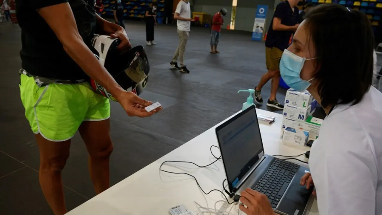 J&oacute;venes acuden a un dispositivo de cribado masivo para personas de entre 16 y 35 a&ntilde;os en Expourense.