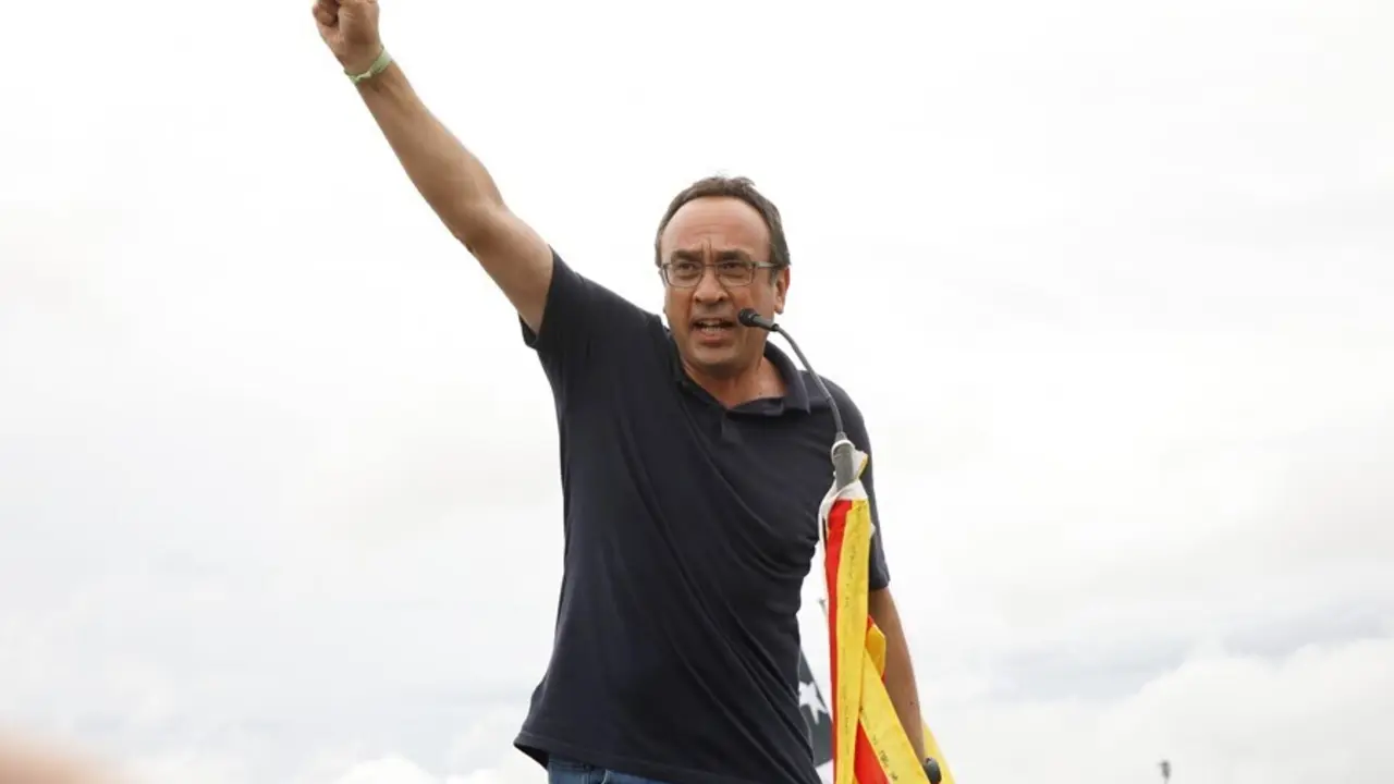 Archivo - El exconseller de la Generalitat, Josep Rull, a su salida de la c&aacute;rcel de Lledoners tras recibir el indulto.