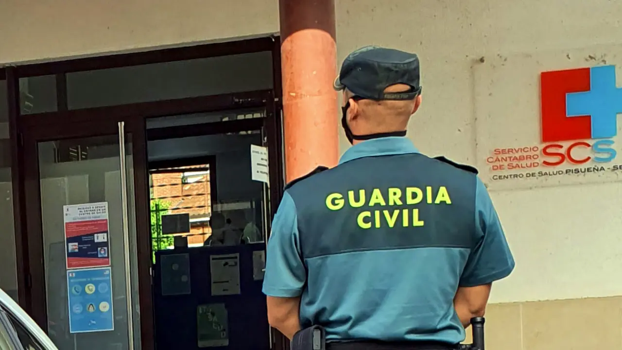 Un agente de la Guardia Civil en el Centro de Salud de Selaya. / OPC