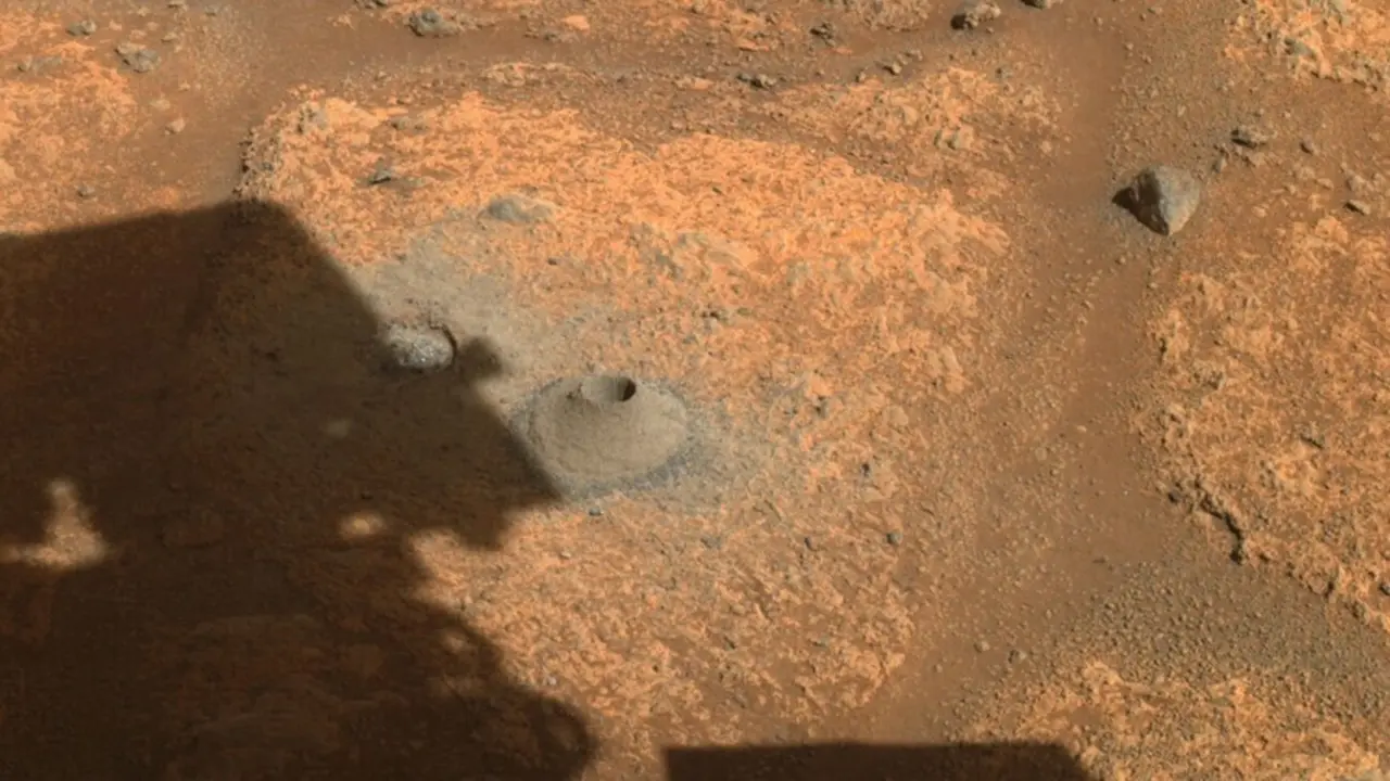 Esta imagen tomada por el rover Perseverance de la NASA el 6 de agosto de 2021 muestra el agujero perforado en una roca marciana en preparaci&oacute;n para el primer intento del rover de recolectar una muestra.