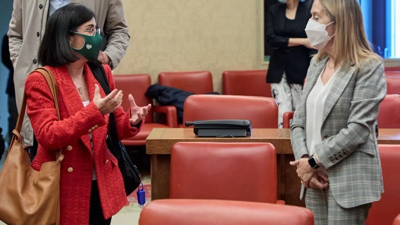 Archivo - La ministra de Sanidad, Carolina Darias (i), conversa con la vicepresidenta segunda del Congreso de los Diputados, Ana Pastor, en la Comisi&oacute;n de Sanidad, a 29 de abril de 2021, en Madrid (Espa&ntilde;a).