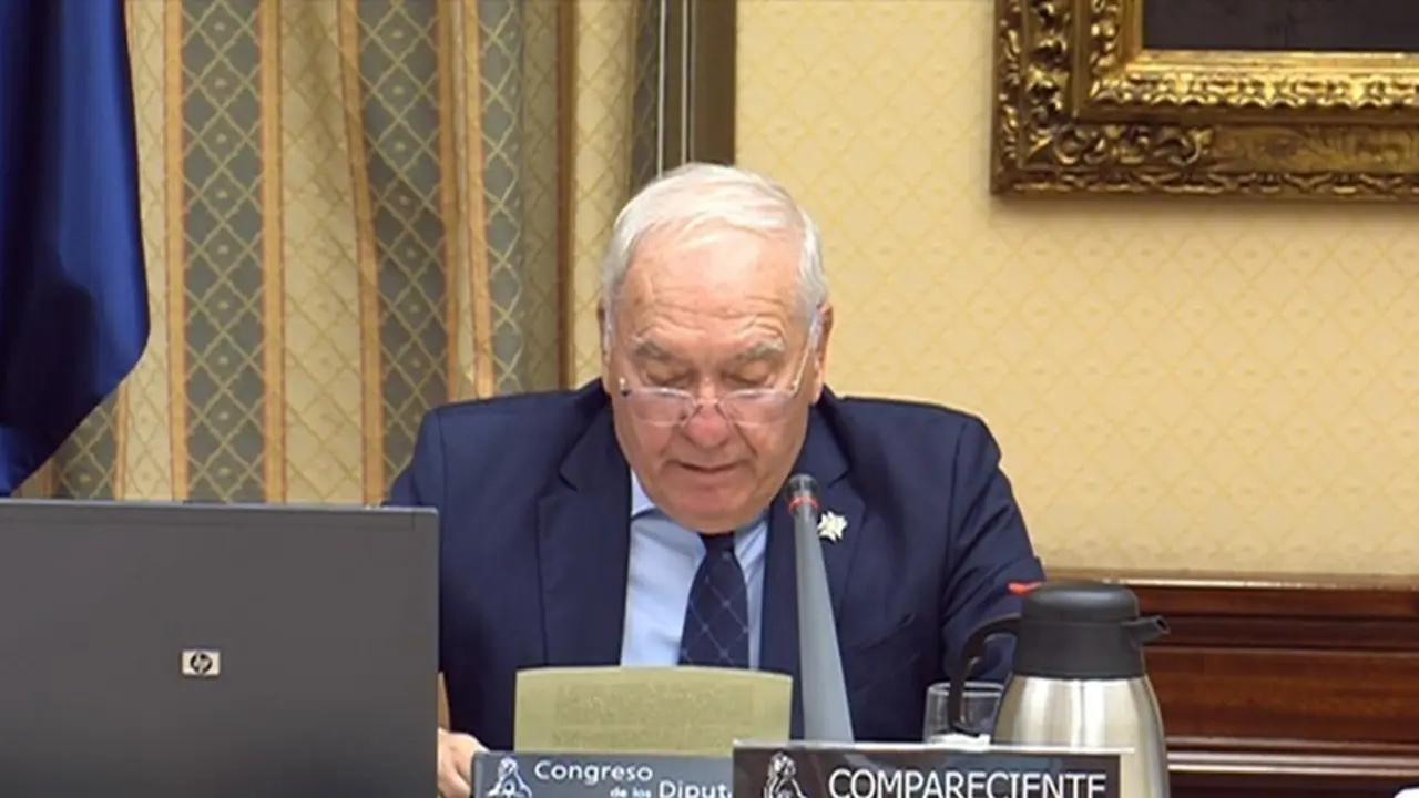 Archivo - El presidente del Consejo General de Enfermer&iacute;a (CGE), Florentino P&eacute;rez Raya, comparece en la Comisi&oacute;n para la Reconstrucci&oacute;n Social y Econ&oacute;mica del Congreso de los Diputados, dentro del grupo de trabajo de Sanidad y Salud P&uacute;blica