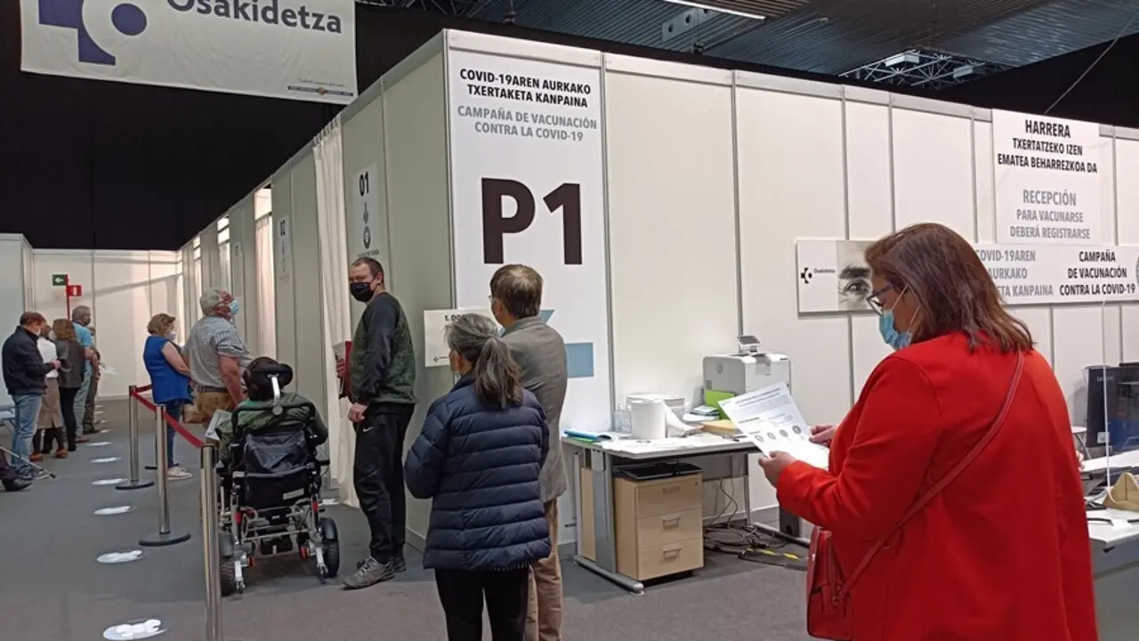 Archivo - Personas de 58 y 59 de edad aguardan su turno en el BEC de Barakaldo (Bizkaia) para recibir la primera vacuna.