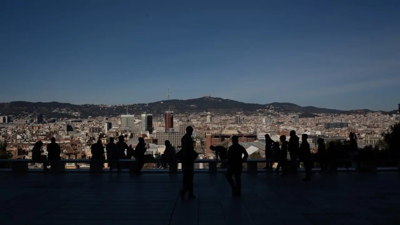 Archivo - Varias personas observan las vistas de Barcelona desde el Museo Nacional d&rsquo;Art de Catalunya (MNAC).