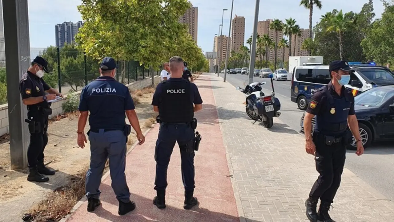 Polic&iacute;as de Francia e Italia patrullan juntos desde el d&iacute;a 2 de agosto en Benidorm para reforzar la seguridad