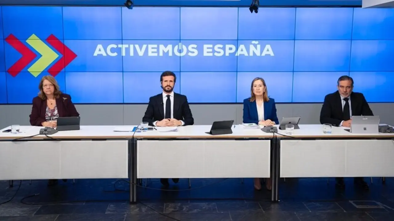 Archivo - El l&iacute;der del PP, Pablo Casado,  junto a Elvira Rodr&iacute;guez, Ana Pastor y Enrique L&oacute;pez que coordinar&aacute;n las medidas econ&oacute;micas, sanitarias y jur&iacute;dicas del PP en la desescalada. Madrid, 12 de mayo de 2020.