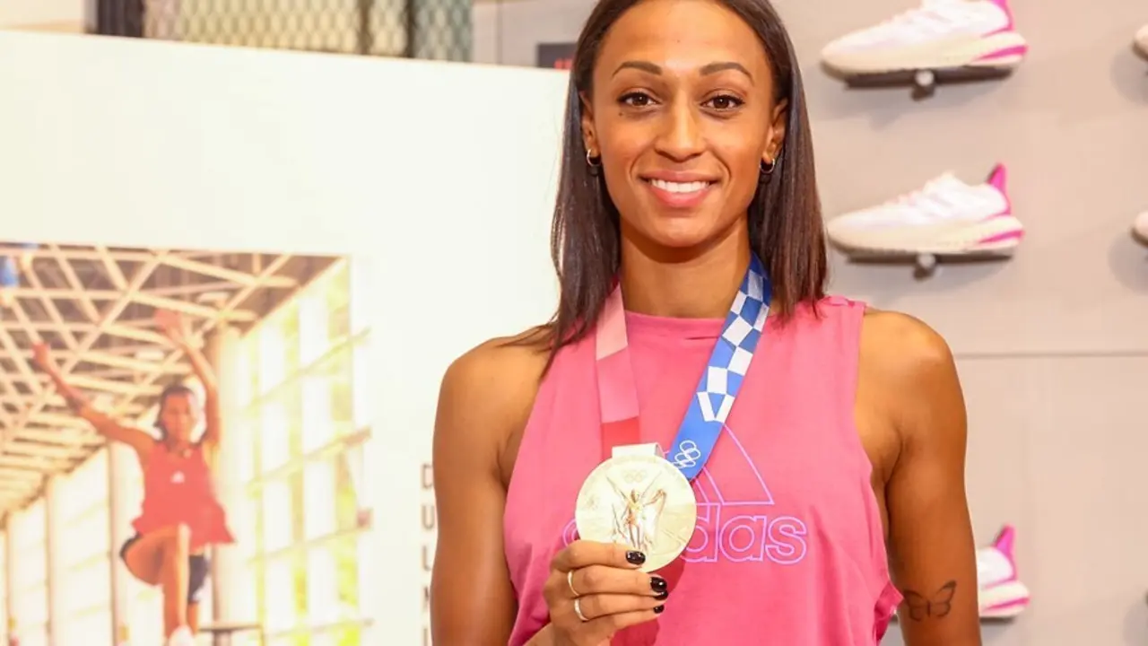 La atleta Ana Peleteiro, posa con su medalla de bronce durante su visita a una tienda de Adidas para celebrar su triunfo en los Juegos Ol&iacute;mpicos de Tokio 2020, en Gran V&iacute;a, a 9 de agosto de 2021, en Madrid (Espa&ntilde;a). La atleta gallega, gan&oacute; la medalla de b