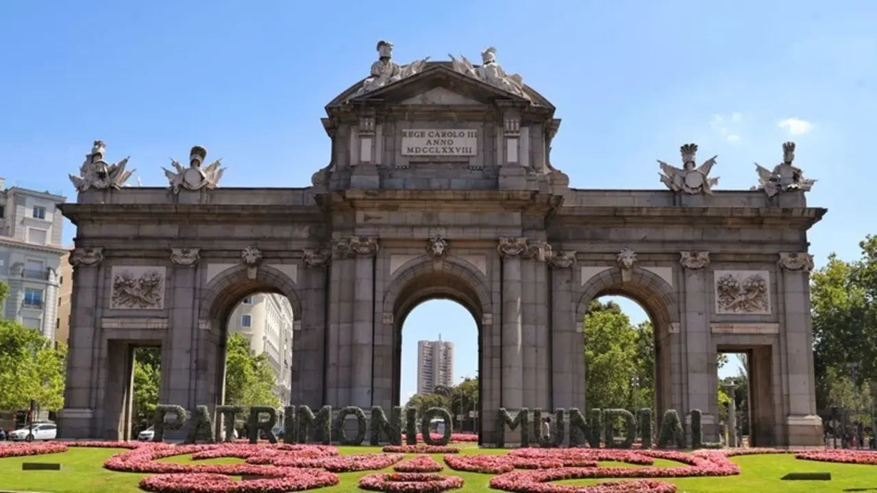 La Puerta de Alcal&aacute; recuerda que el Paisaje de la Luz ya es Patrimonio Mundial.