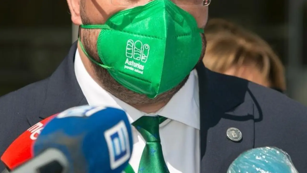 El presidente del Principado, Adri&aacute;n Barb&oacute;n, atiende a los medios en Castrill&oacute;n.