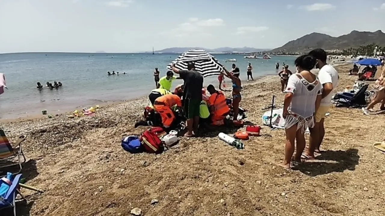 Rescatado un hombre de 77 a&ntilde;os que se hab&iacute;a quedado inconsciente mientras se ba&ntilde;aba en una playa de Mazarr&oacute;n