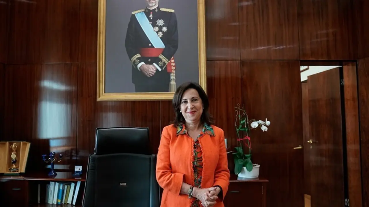 La ministra de Defensa, Margarita Robles, posa delante de un cuadro del rey Felipe VI durante una entrevista con Europa Press, a 4 de agosto de 2021, en el Ministerio de Defensa, Madrid, (Espa&ntilde;a).