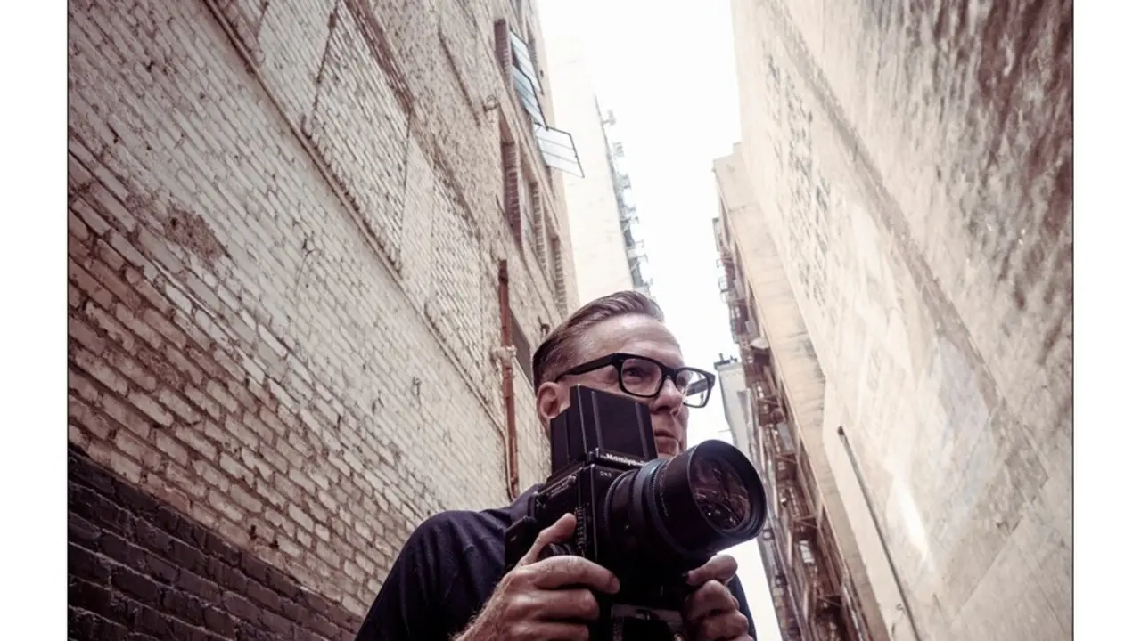 Archivo - El cantante Bryan Adams c&aacute;mara en mano para el Calendario Pirelli 2022.